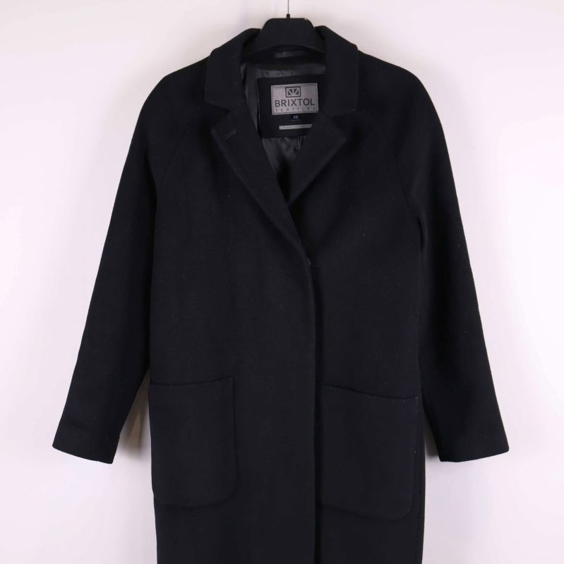 Närbild på kappans framsida och krage