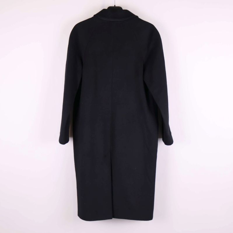 Kappans baksida syns i helbild hängande