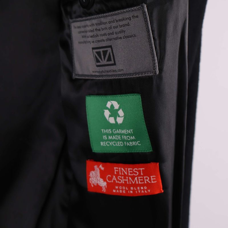 Inneretiketter med märkning Finest Cashmere och återvunnet tyg