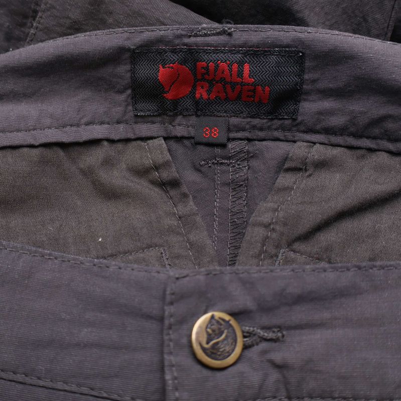 Fjällräven logotyp och storleksetikett inuti linning