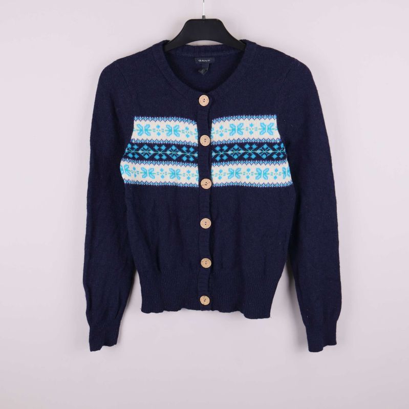 Marinblå kofta med blått och vitt mönster samt träknappar