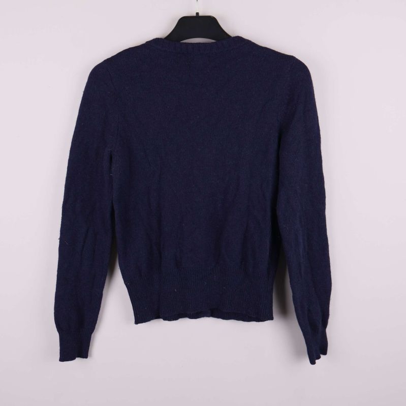 Baksida av marinblå stickad kofta