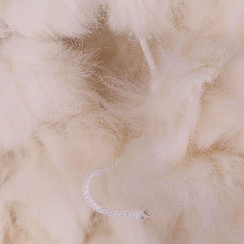 Närbild på fluffigt material och vitt dragsnöre