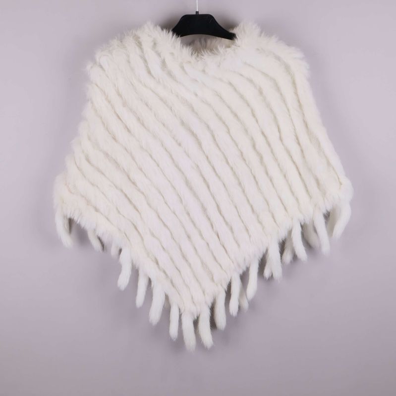 Vit poncho med pälseffekt och dekorativa fransar