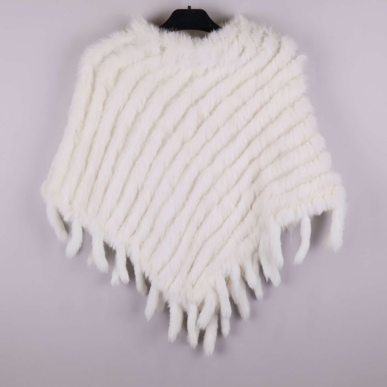 Baksida av vit poncho med pälseffekt och fransar