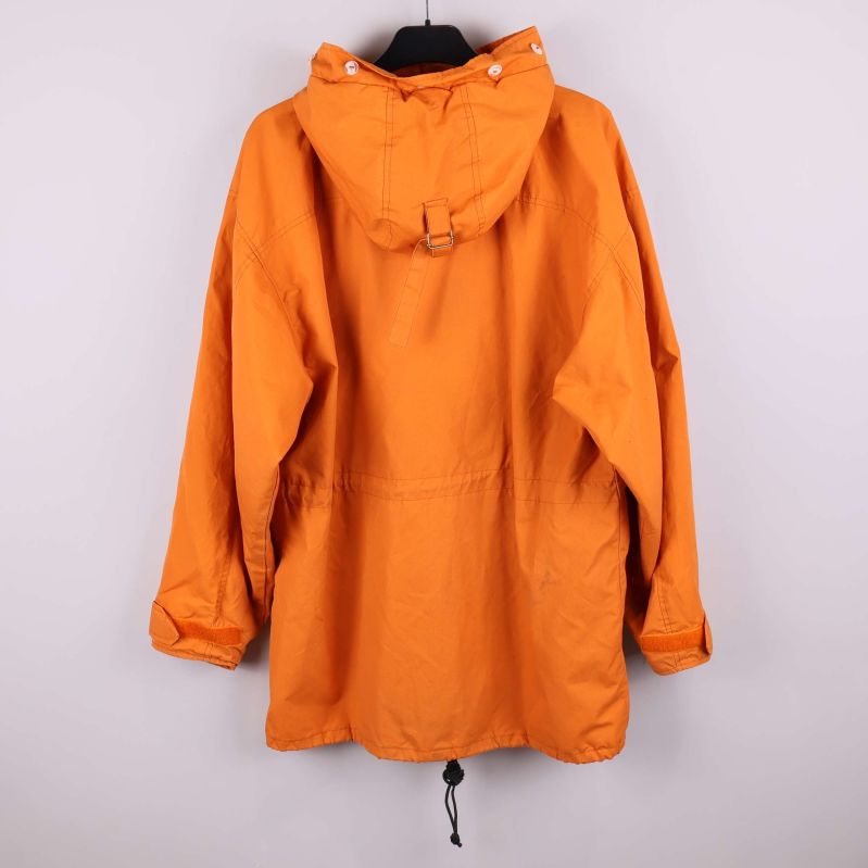 Baksida av orange anorak med huva synlig