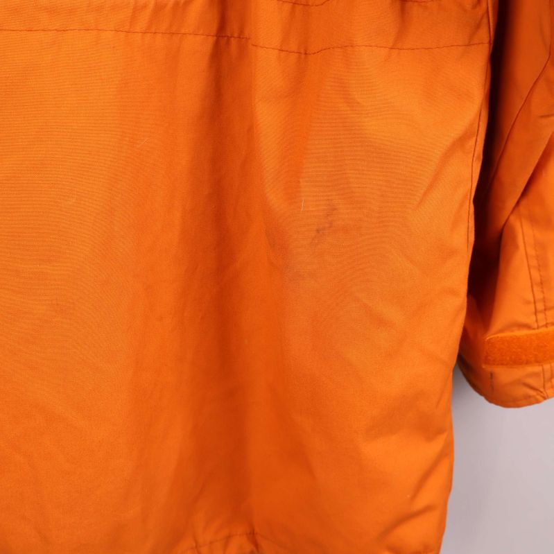 Fläck på nedre delen av orange anorak