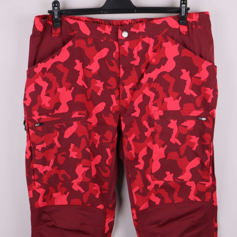 Närbild på fickor och mönster på framsidan av byxorna