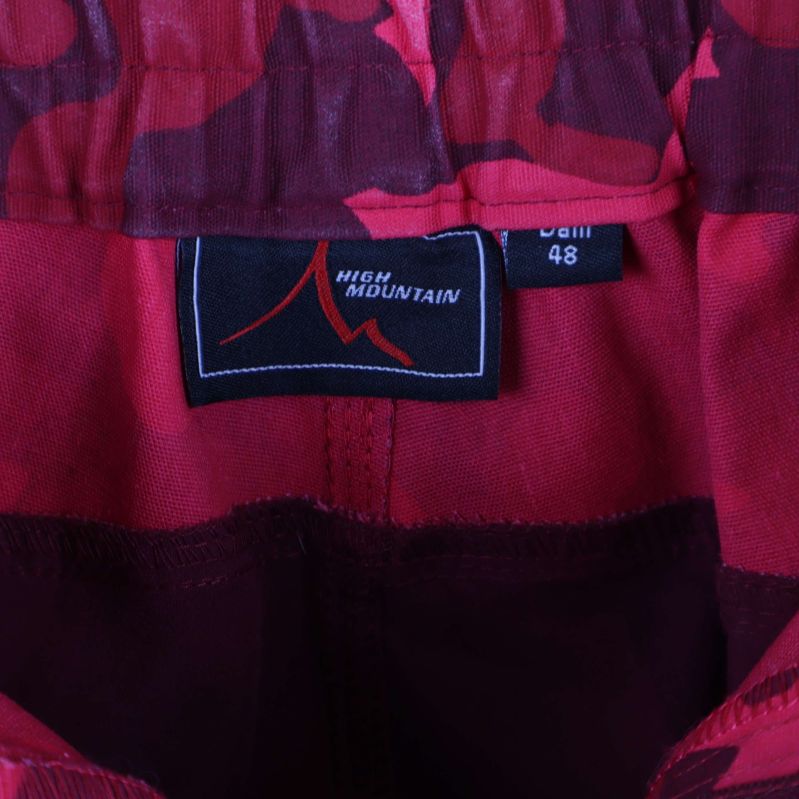 Logotypetikett från High Mountain i midjan