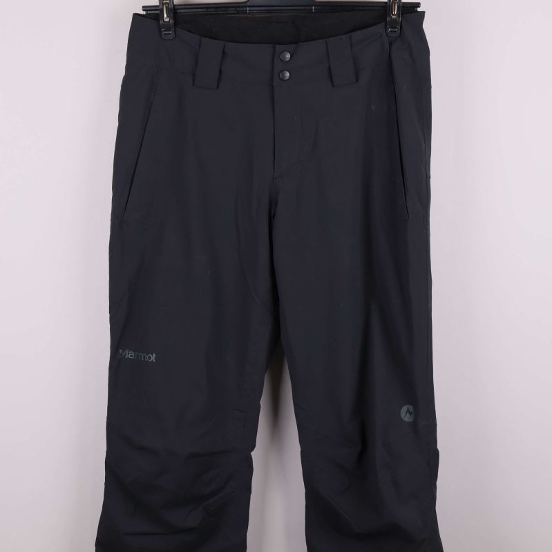 Närbild på midja och fickor på svarta skidbyxor