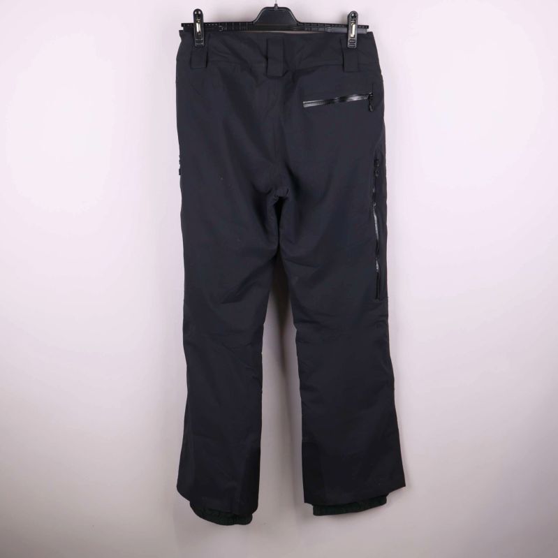 Baksidan av svarta skidbyxor med fickdetaljer