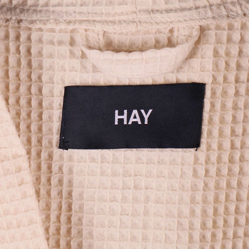Närbild på svart etikett med texten HAY