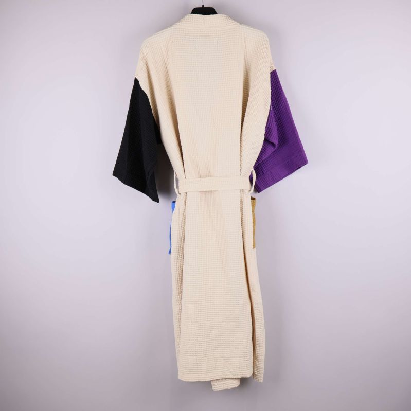 Baksidan av badrocken med olika färgade ärmar