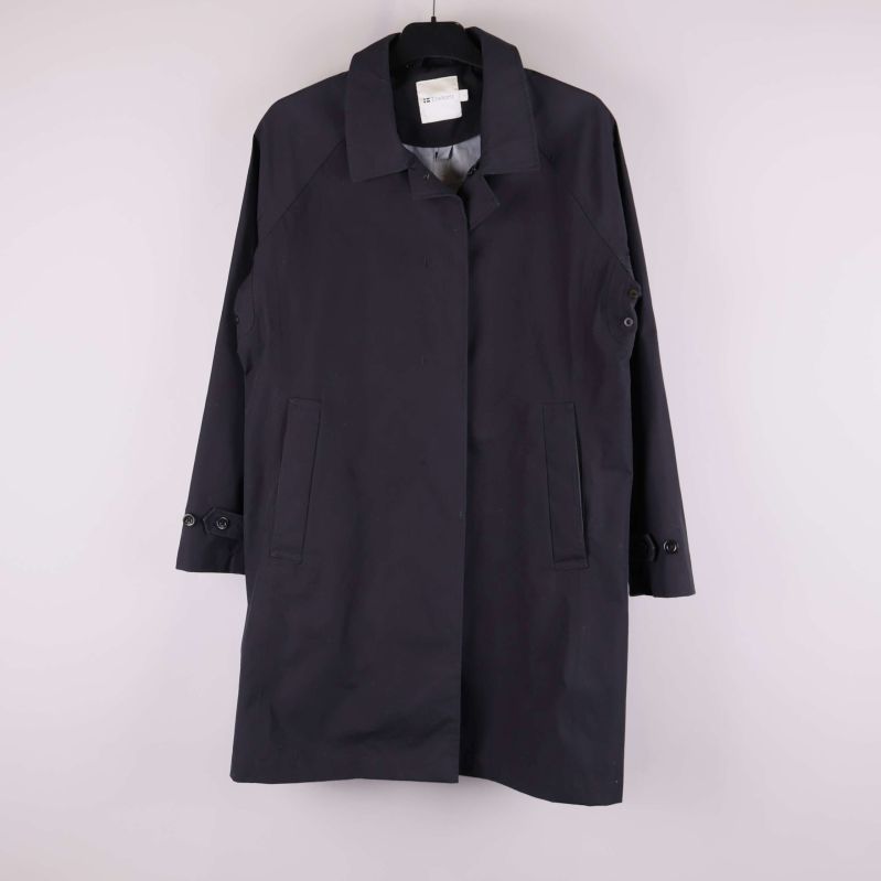 Mörkblå trenchcoat med rak passform upphängd på galge