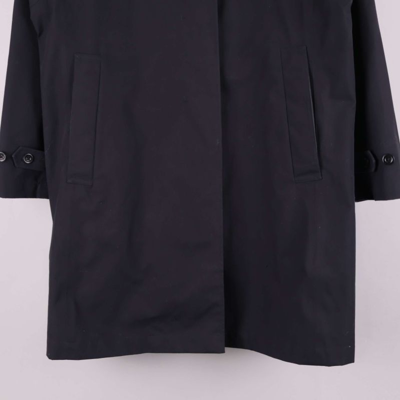 Underdel av trenchcoat med fickor och knappdetaljer