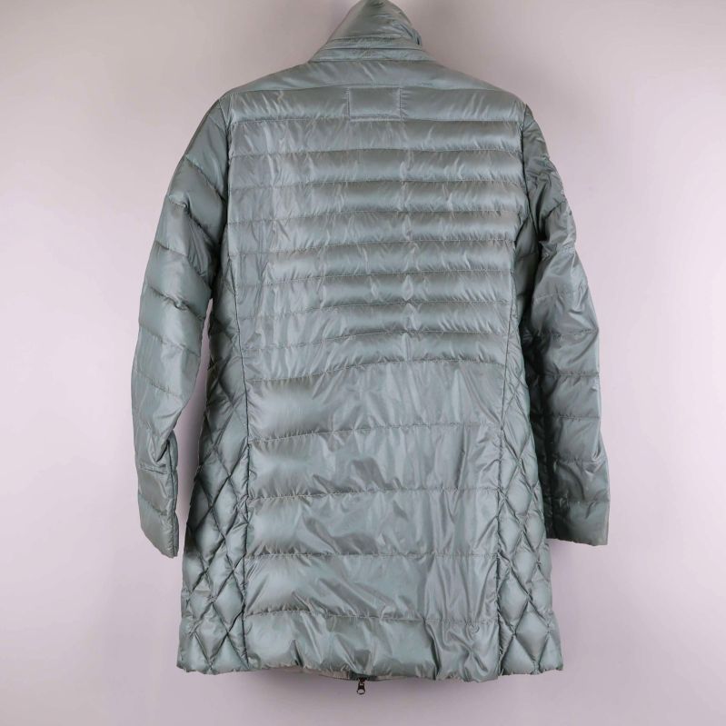 Baksidan av quiltad lång jacka i ljus turkosblå färg