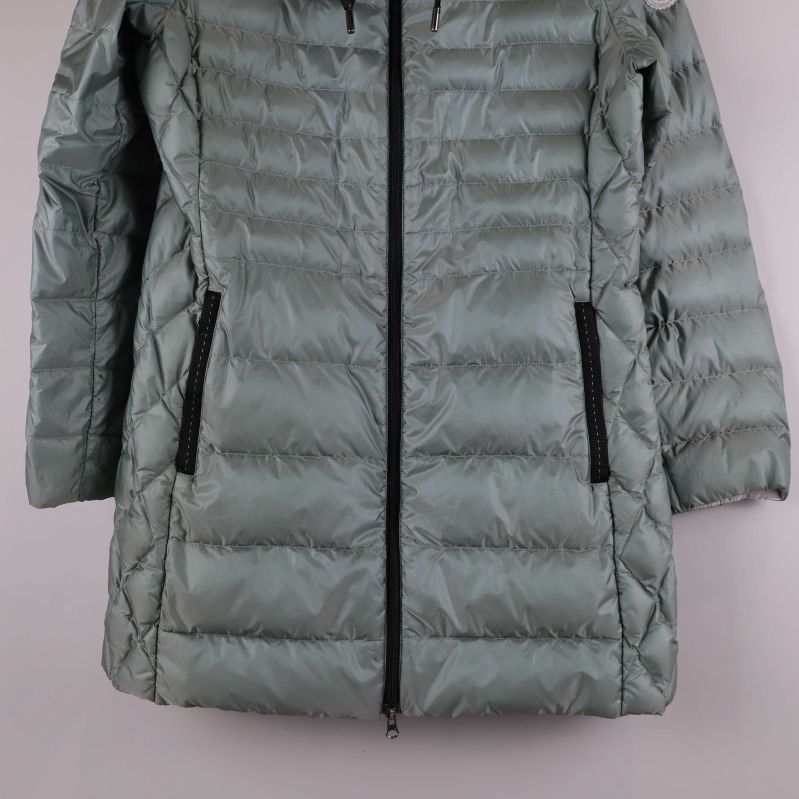 Nedre del av jacka med dragkedjor på fickorna