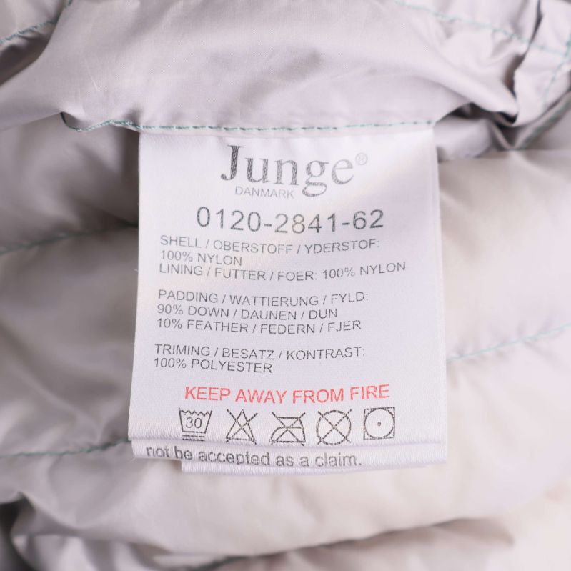 Materialetikett visar nylon, dun och polyester