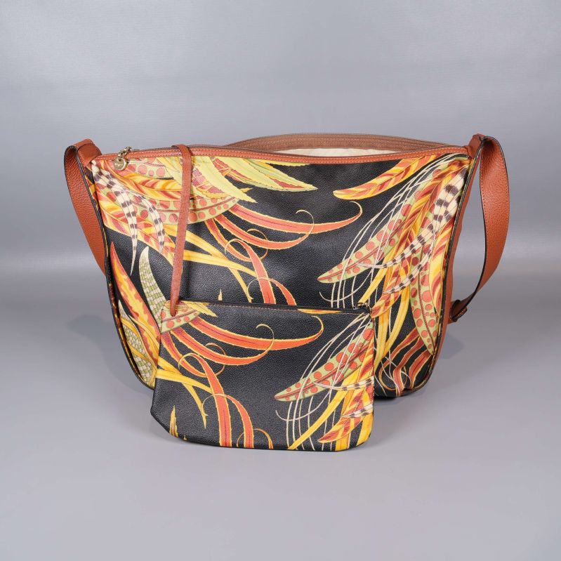 Väska sedd framifrån med grafiskt bladmönster