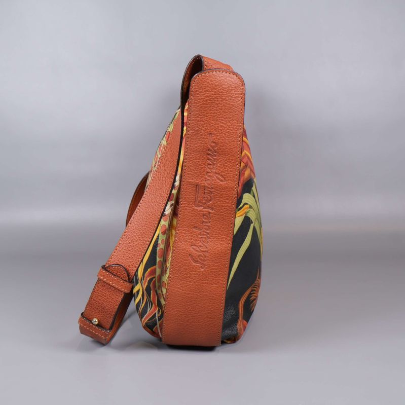 Väska från sidan med präglad text på brunt parti