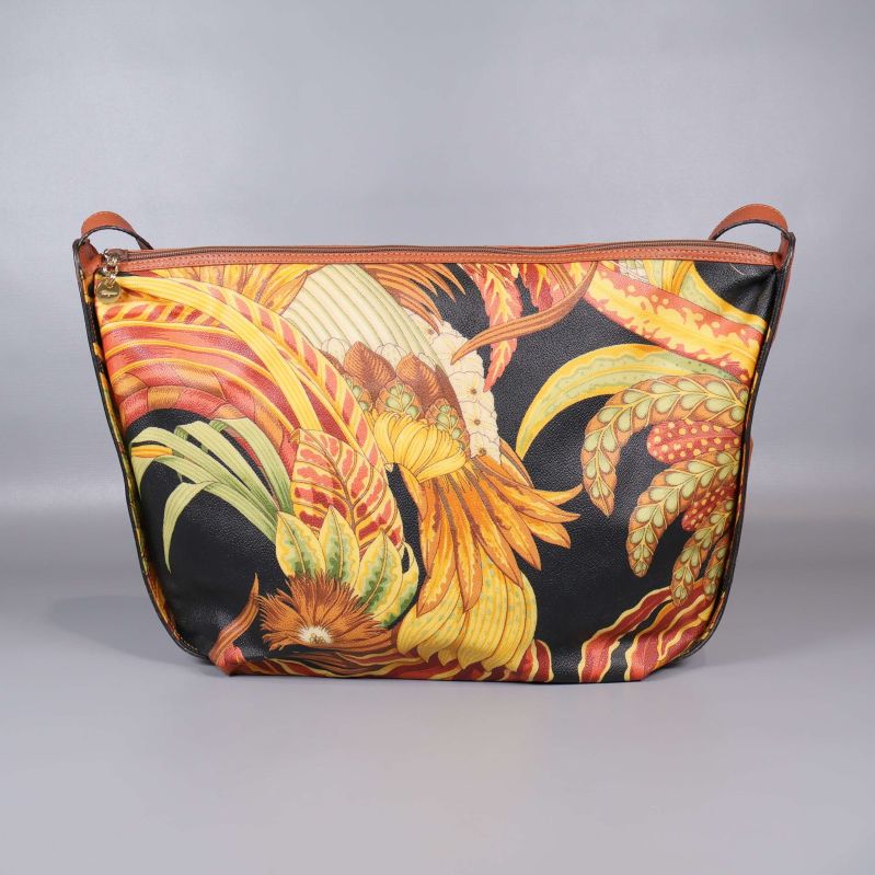 Baksidan av väskan visar fortsatt färgrikt mönster