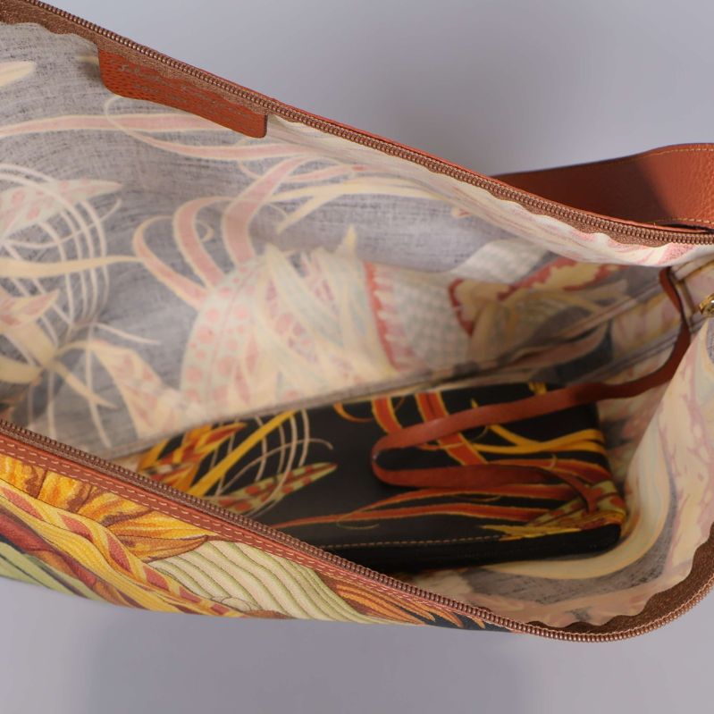 Inuti väskan med samma färgstarka mönster och blixtlås