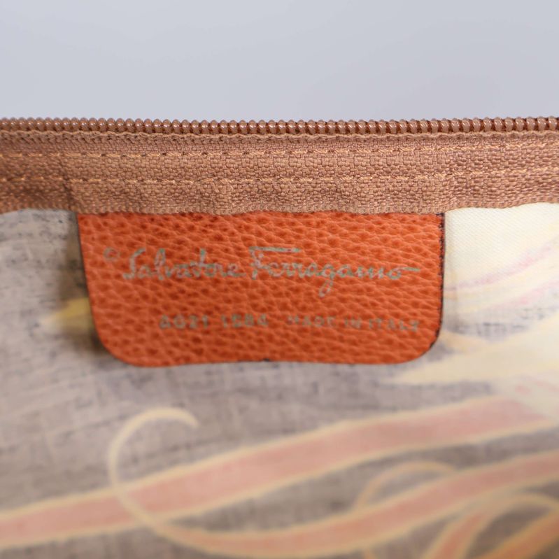 Närbild på Salvatore Ferragamo-logo invändigt i väskan