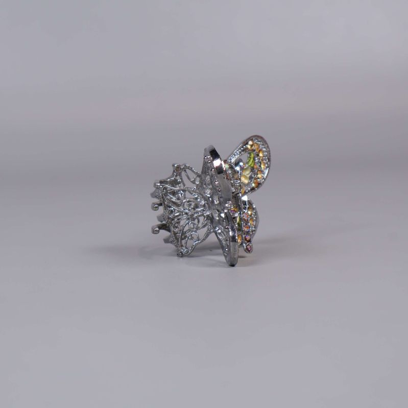 Sidovy av brosch med silverfärgad metallstruktur