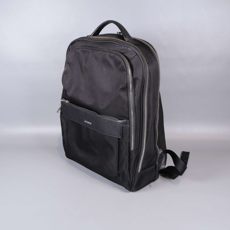 Svart ryggsäck med ficka framtill och handtag