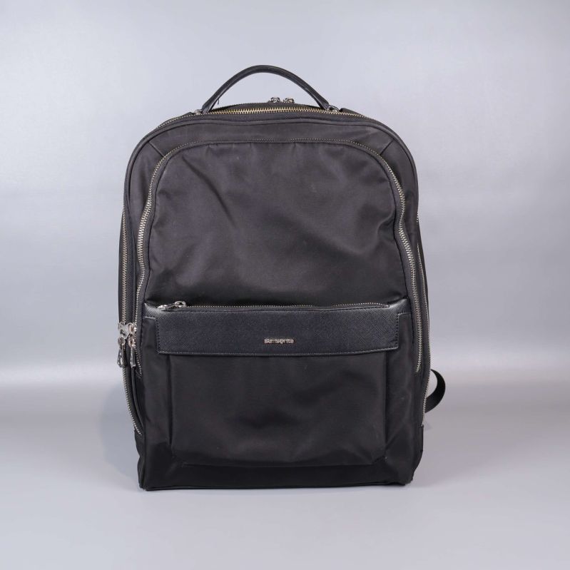 Rak frontvy av svart ryggsäck med ficka