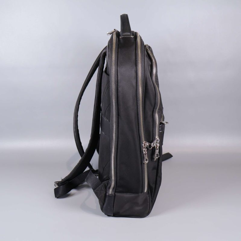 Sidovy av ryggsäck med robust botten och dragkedjor