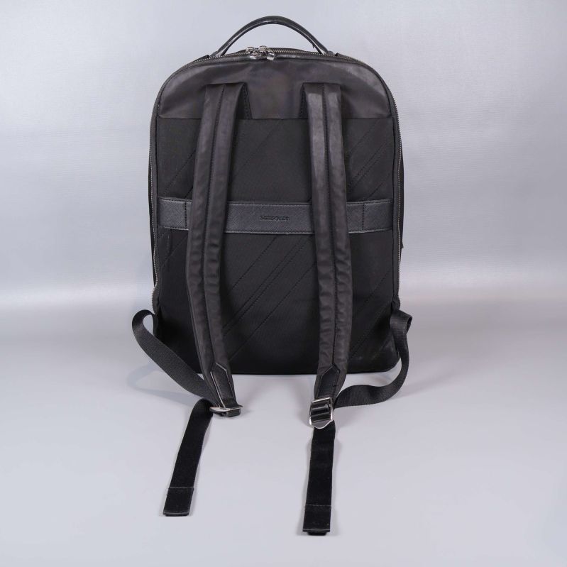 Baksidan av ryggsäck med vadderade axelband