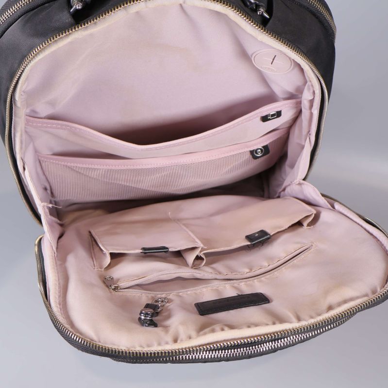 Ryggsäcksinteriör med fickor och organiseringsmöjligheter