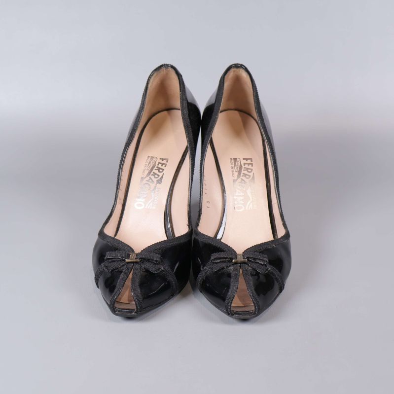 Kilklackade skor framifrån med öppen tå och rosett