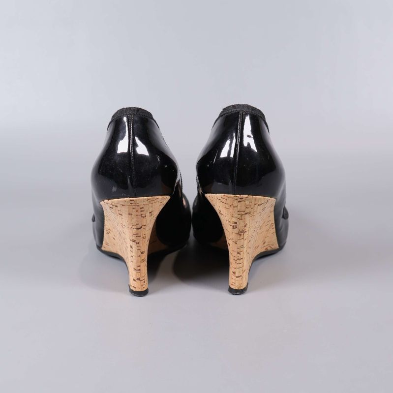 Baksidan av kilklackade skor med synliga korkklackar