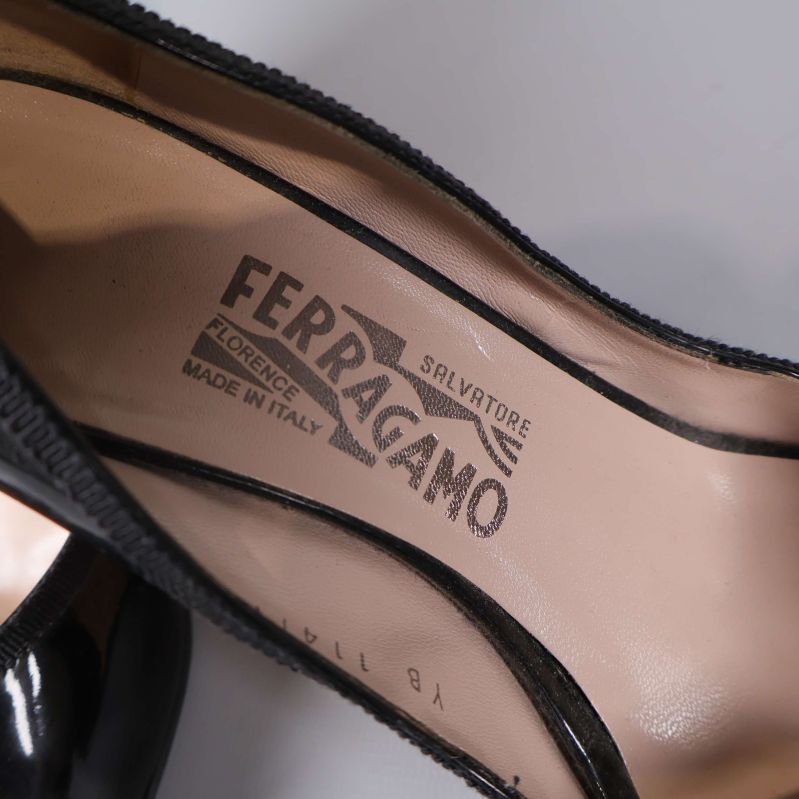 Närbild på Salvatore Ferragamo-logga i skon