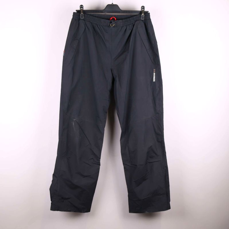 Fronvy av svarta Didriksons byxor på galge