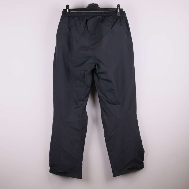 Baksidan av svarta långbyxor på galge