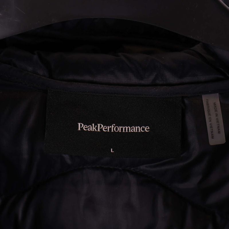 Peak Performance-märke och storlekslapp på jackans insida