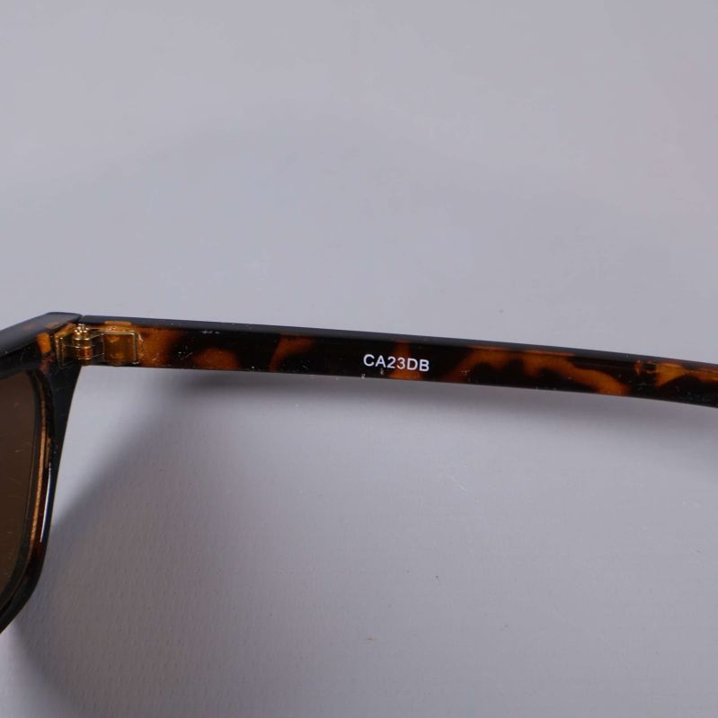 Närbild på skalm med inskriften CA2308 i vitt