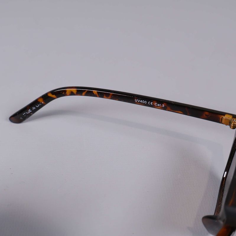 Närbild på skalm med märkning och CE-symbol