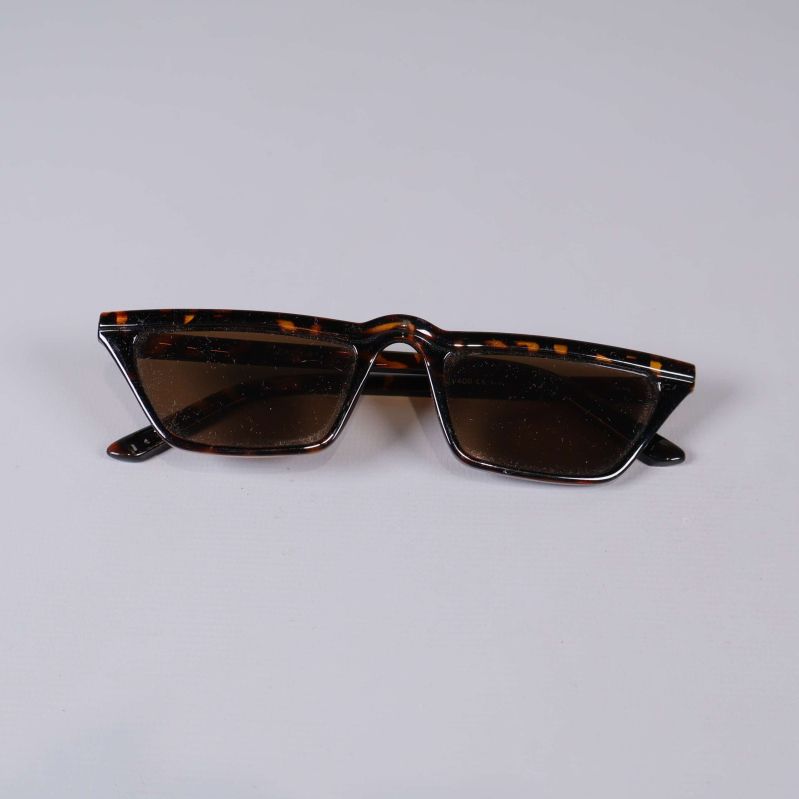 Solglasögon hopfällda visar blanka bruna och mönstrade detaljer