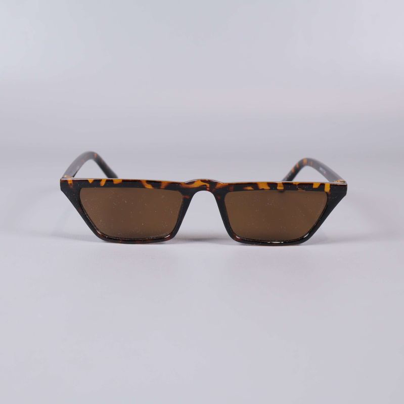 Solglasögon framifrån med markerad brunmönstrad ram och bruna linser