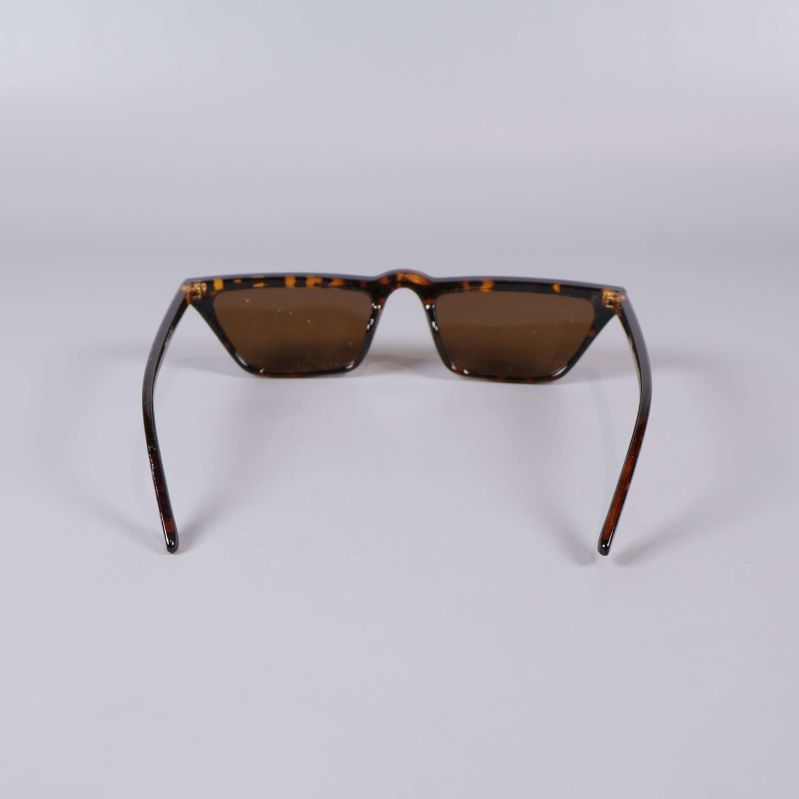 Solglasögon bakifrån med rektangulär form och tunna skalmar