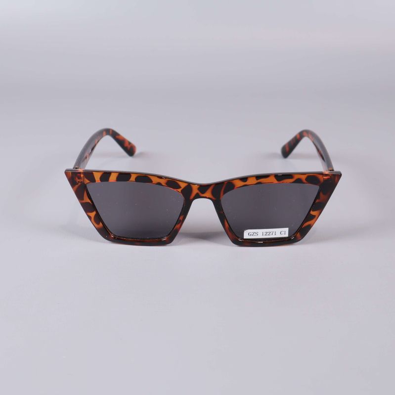 Framifrån vy av sköldpaddsmönstrade solglasögon med markerad båge