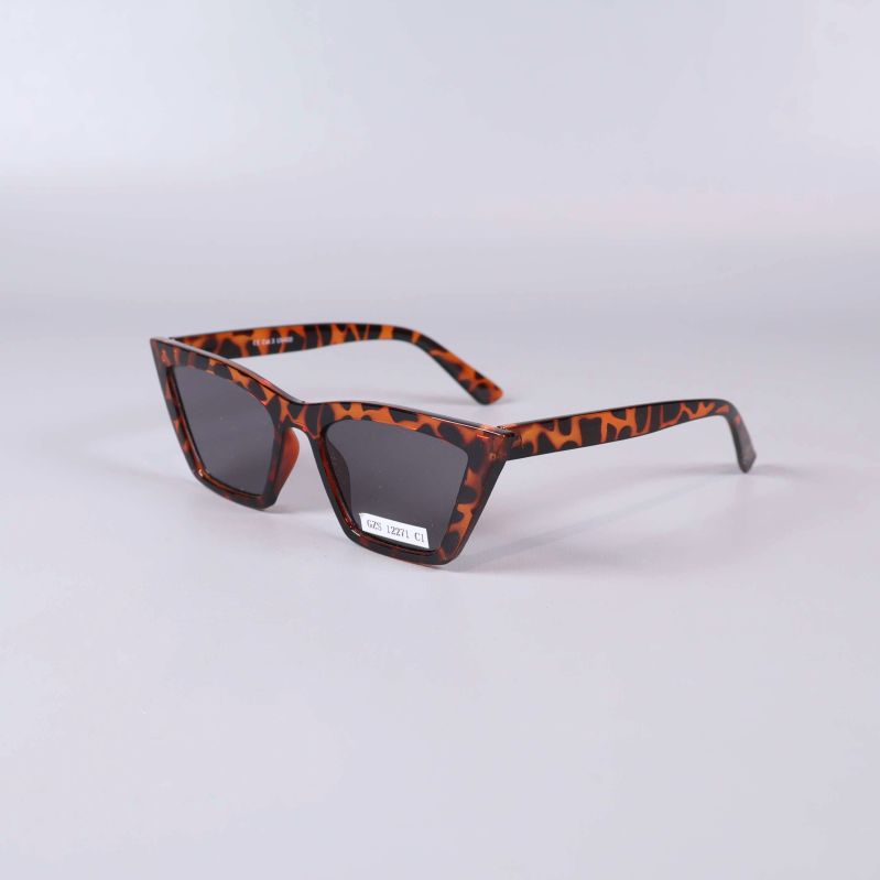 Kantiga solglasögon med sköldpaddsmönstrad båge och mörka glas