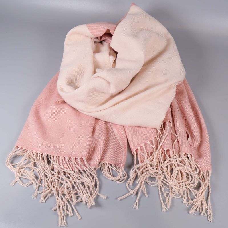 Nerslängd halsduk i puder och rosa med fransar