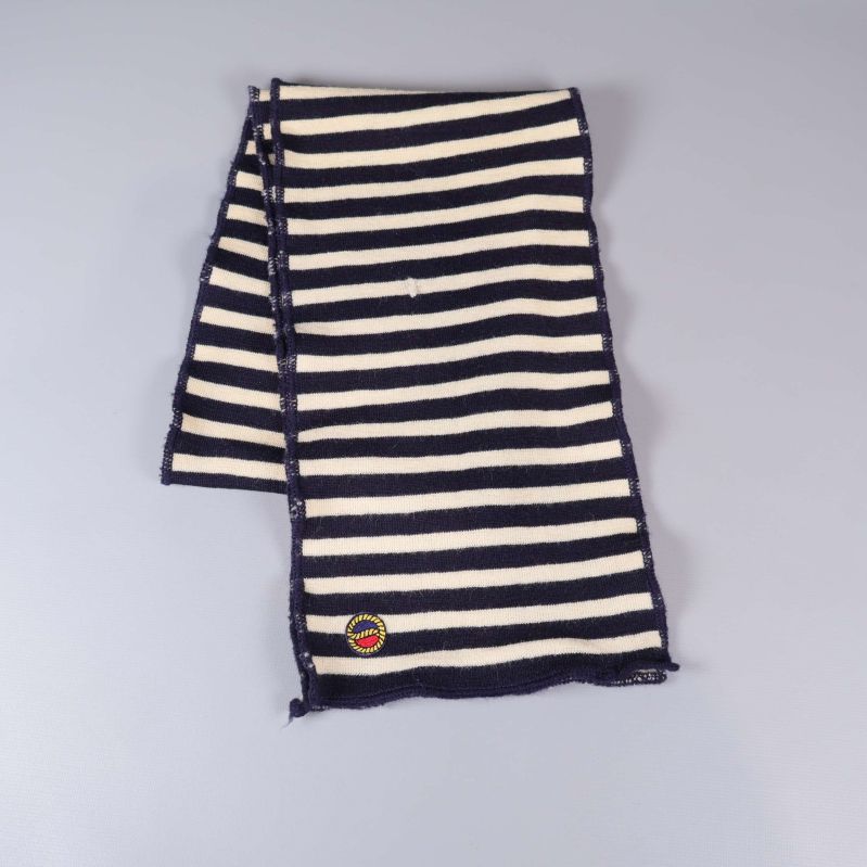 Stickad halsduk med mörkblå och vita ränder, liggande utsträckt