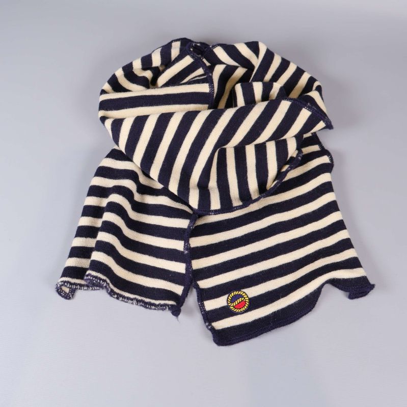 Randig halsduk hopslingrad med brodyr synlig i hörn