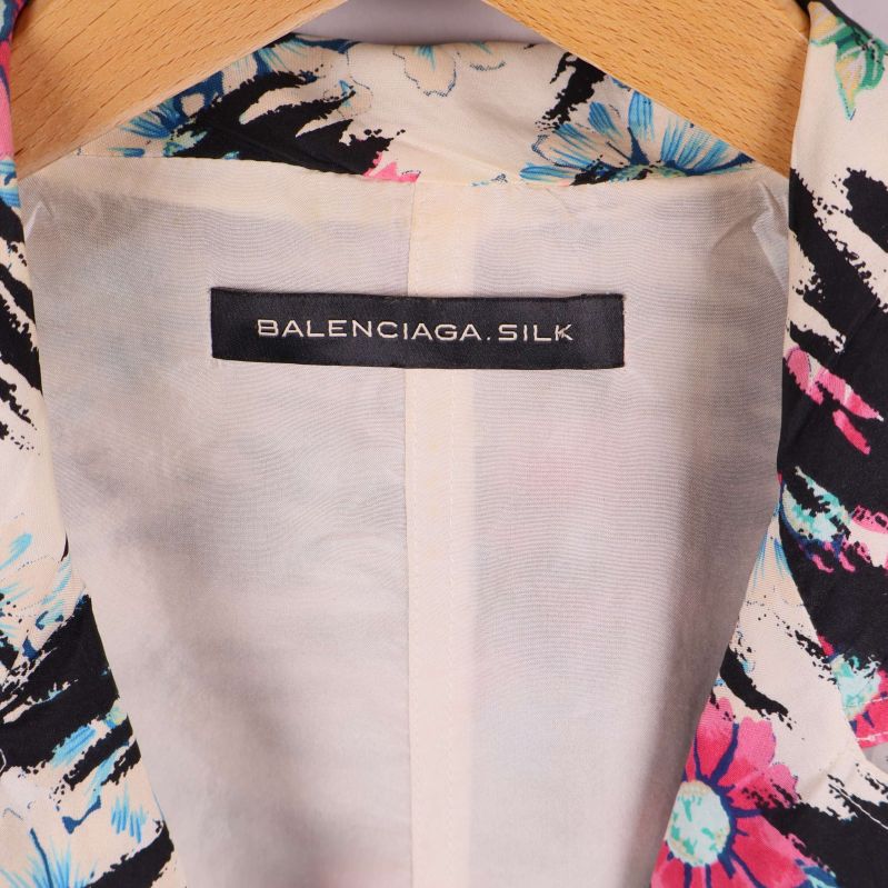 Närbild på etikett Balenciaga Silk i nacken på kavajen
